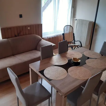 Toldi Apartman Maison d'hôtes 3*