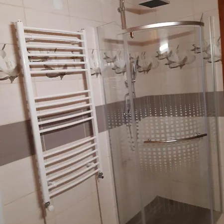 Toldi Apartman * كيستاي
