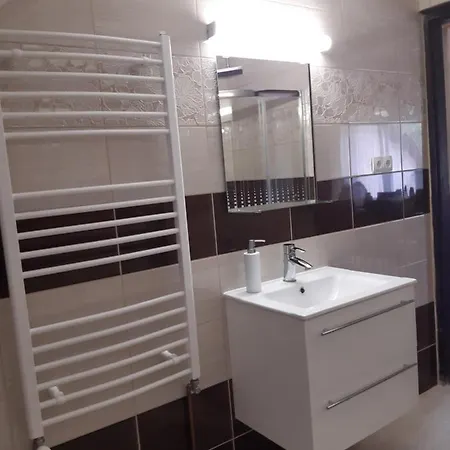 Toldi Apartman كيستاي