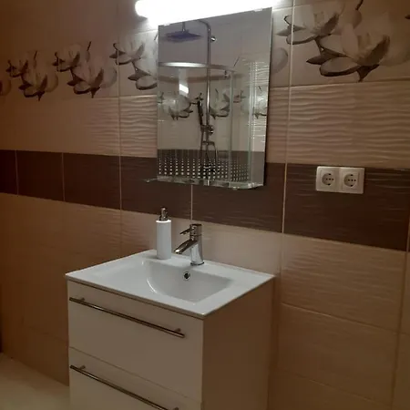 Toldi Apartman * كيستاي