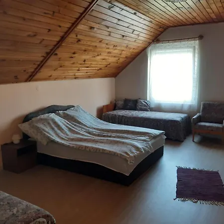 Toldi Apartman Maison d'hôtes 3*