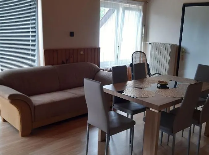 Toldi Apartman בית הארחה 3*